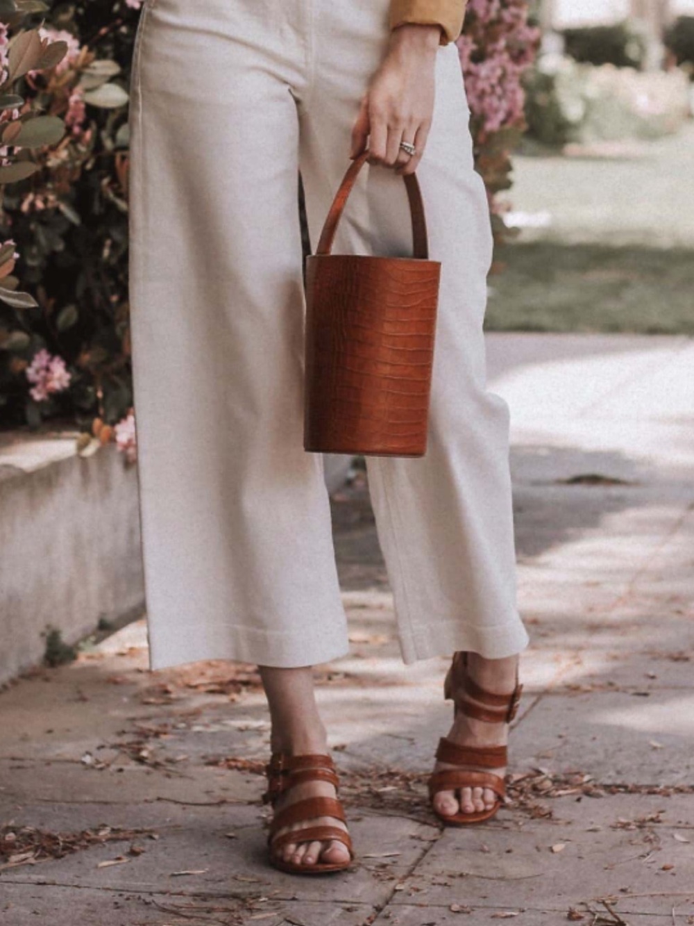 Everlane Lightweight Wide Leg Crop cream pants - 8